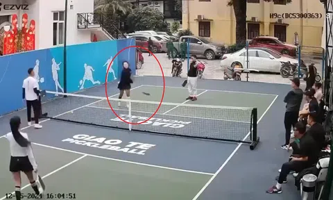 Clip: Bị bóng Pickleball "hôn" vào mặt, cô gái giận dỗi quăng luôn cây vợt xuống đất