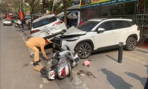 Vụ ô tô con tông hàng loạt phương tiện trên phố Nguyễn Phong Sắc, Hà Nội: Hiện trường tan hoang, nhiều người bị thương