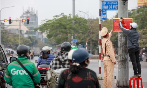 Hà Nội: CSGT lắp bảng mức phạt của Nghị định 168 tại cột đèn giao thông ở các nút giao trọng điểm