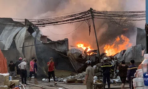 Clip: Biển lửa bao trùm nhà xưởng hàng nghìn mét vuông ở Bình Dương