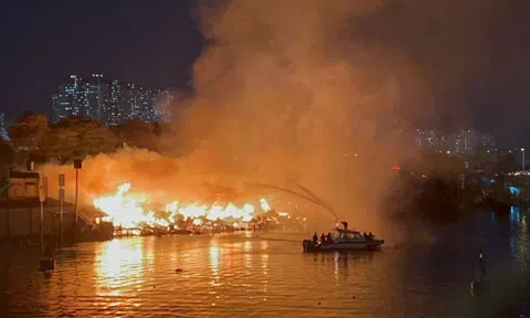 TP.HCM: Cảnh sát dùng cano chuyên dụng dập đám cháy lớn ở dãy nhà ven kênh