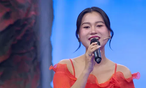 Lâm Vỹ Dạ giới thiệu bản thân là ca sĩ hề, quên lời khi đang say sưa khoe giọng