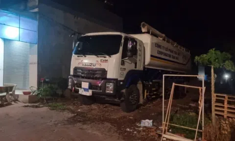 Điều tra nghi vấn cha lùi xe ô tô bất cẩn cán con trai 2 tuổi tử vong