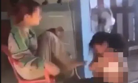 Phẫn nộ clip nữ sinh THCS bị bạn lột áo đánh hội đồng mặc dù đã liên tục xin lỗi