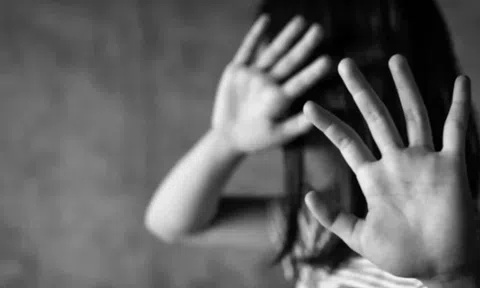 Nghệ An: Khởi tố, bắt tạm giam cha dượng nhiều lần hiếp dâm con riêng của vợ