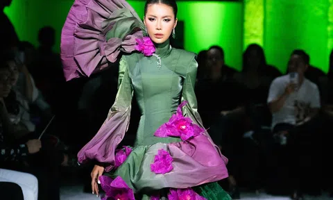 Minh Tú xúc động khi diễn thời trang tại Hà Nội 