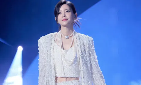 “Chị đẹp” xứ Trung Vu Văn Văn bất ngờ ngã quỵ trên sân khấu