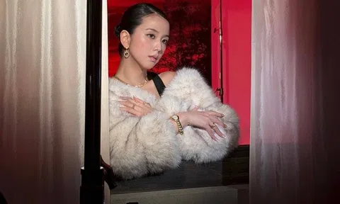 Ảnh cam thường của Jisoo gây bão, visual đời thực có như lời đồn?