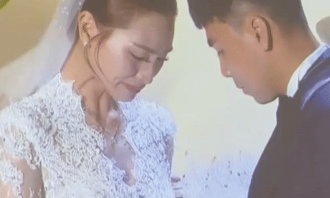 Điều bất ngờ Đức Huy giấu trong bó hoa cưới khiến MC Huyền Trang khóc nức nở giữa lễ đường