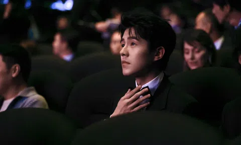 Nam thần thanh xuân Lưu Hạo Nhiên vướng nghi vấn đi quán bar 'tay vịn' cùng thành viên nhóm TNT