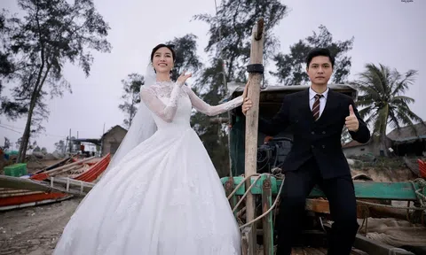 Cặp đôi Linh - Lợi phim giờ vàng VTV gây sốt với bộ ảnh cưới làng chài lầy lội, xem mà cười không kịp thở