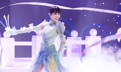 Dù đã cúi đầu xin lỗi vì diện bikini chụp ảnh tại Giếng Tiên, Juky San vẫn nhận phản ứng gay gắt