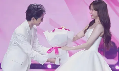 Tăng Duy Tân cười toe toét nắm tay Bích Phương giữa chốn đông người: Anh giờ đã ở vị thế khác