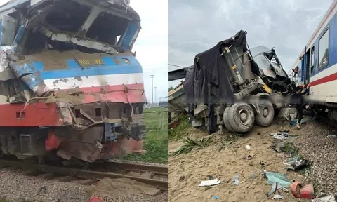 Tai nạn giao thông khiến 1 toa tàu SE8 bị trật bánh, xe tải bị hất văng sang bên đường