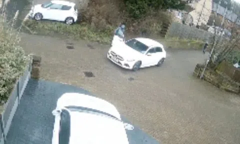 Người phụ nữ và con gái hoảng hốt tìm cách thoát thân khi bị 2 tên cướp tấn công giữa thanh thiên bạch nhật