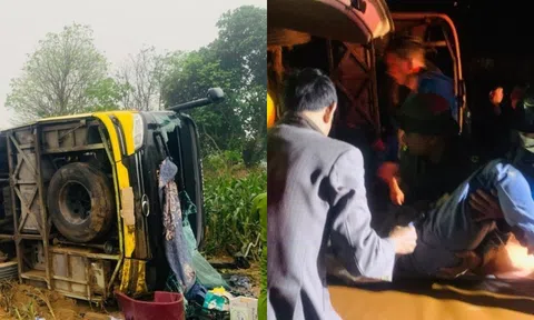 Lật xe khách chở 32 hành khách, nhiều người bị thương vì mắc kẹt trong ô tô