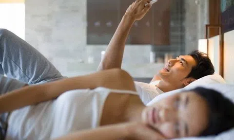 Vợ bàng hoàng khi phát hiện video chồng ngoại tình kéo dây áo của người phụ nữ khác
