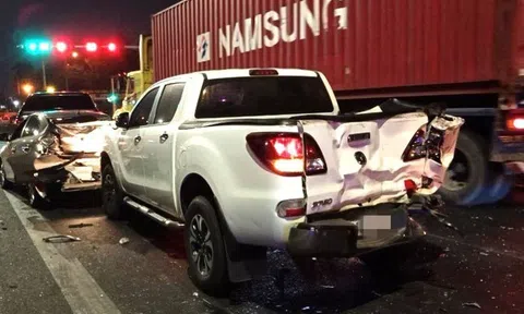 Container gây tai nạn liên hoàn khi dừng đèn đỏ, hiện trường ngổn ngang