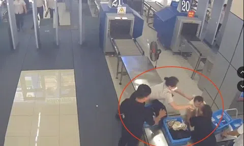 Clip: Thót tim khoảnh khắc nữ nhân viên sân bay Nội Bài lao ra cứu em bé bị ngã 