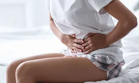 Cô gái 16 tuổi thấy đau bụng dữ dội, đi khám mới sững sờ phát hiện bệnh khó chữa phải nằm liệt giường đau đớn