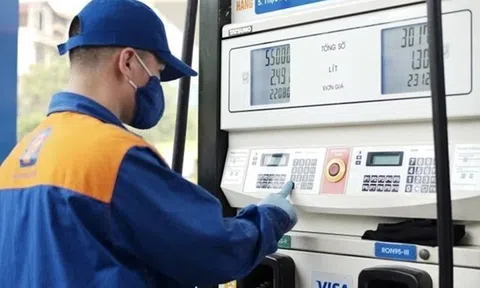 Giá xăng tăng vọt gần chạm mốc 25.000 đồng/lít