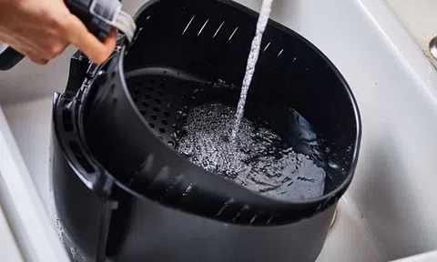 Mẹo hay giúp vệ sinh nồi chiên không dầu sáng bóng như vừa mới mua