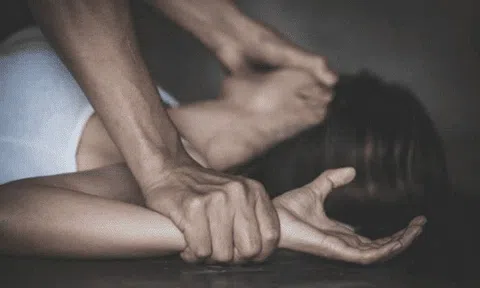 Cảnh sát dùng camera an ninh bắt gã đàn ông vờ giúp cô gái say rượu rồi cưỡng hiếp