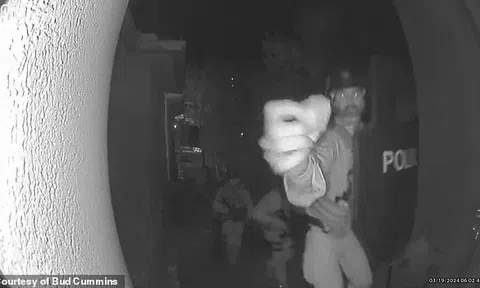 Camera an ninh ghi lại khoảnh khắc khi cảnh sát đột kích nhà riêng đối đầu nghi phạm
