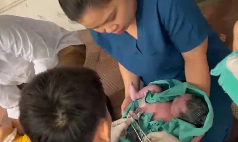 Sản phụ bất ngờ chuyển dạ sinh con ngay tại nhà xe bệnh viện