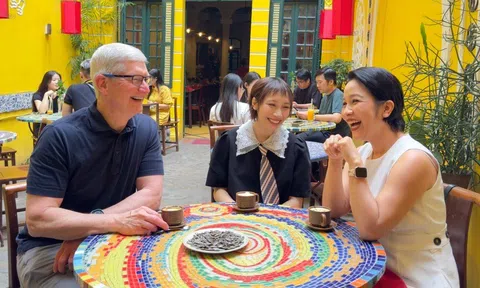 CEO Apple Tim Cook chia sẻ khoảnh khắc trò chuyện vui vẻ với Mỹ Linh tại Việt Nam