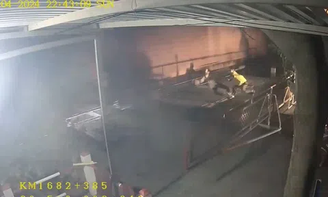 Camera ghi lại giây phút nhân viên gác chắn nỗ lực cứu người đàn ông lao vào đoàn tàu