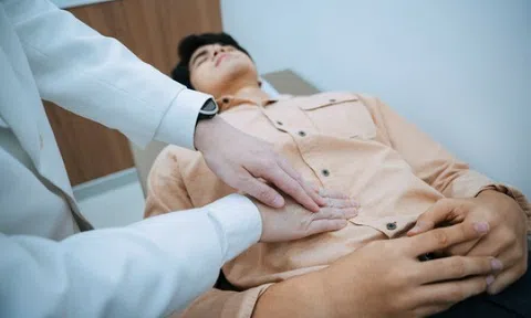 Đau bụng người đàn ông đi khám phát hiện ung thư, bác sĩ cảnh báo 3 thói quen ăn uống phải bỏ ngay