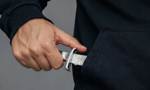 Thanh niên 29 tuổi cắt cổ tự sát trước mặt bạn gái sau khi bị đề nghị chia tay