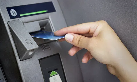 Nam sinh cấp 2 ra ATM rút tiền, bủn rủn phát hiện số dư trong tài khoản có hơn 3 tỷ đồng