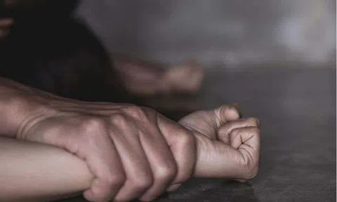 Thiếu nữ 13 tuổi bị bạn trai ép cởi đồ, quỳ gối bò ở công viên rồi hành hung, quay clip nhạy cảm