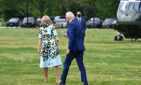 Tổng thống Biden hái hoa ven đường tặng cho Đệ nhất phu nhân Mỹ
