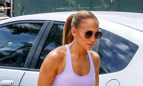 Jennifer Lopez xách túi Hermes da cá sấu bạch tạng đi tập gym