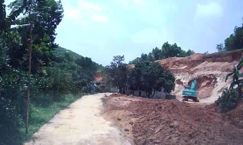 Phú Thọ: Ngang nhiên khai thác đất trắng không phép trước cửa UBND xã
