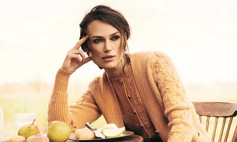 Keira Knightley mặc đồ Chanel mỗi ngày khi ở nhà tránh dịch