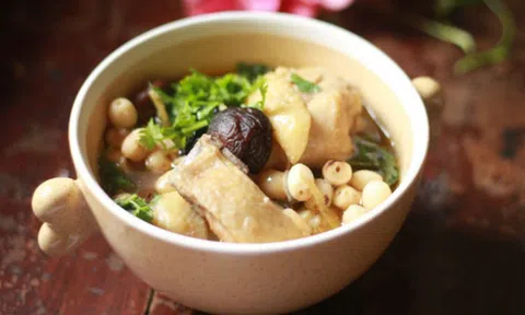 Cách làm gà hầm hạt sen ngọt bùi, bổ dưỡng