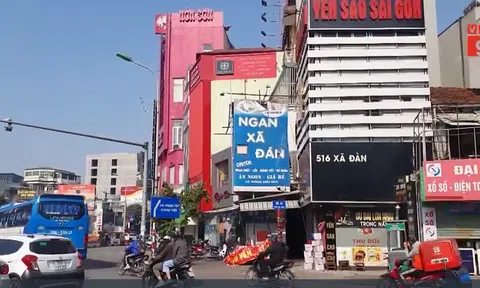 Quận Đống Đa (Hà Nội): Công trình xây dựng trái phép sau tấm biển quảng cáo