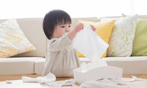 Mục đích đằng sau trò vẽ tranh trên sàn, rút khăn giấy của trẻ là gì?