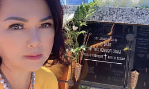 Âm dương cách biệt, vợ Chí Tài thường nhìn lên bàn thờ trách: "Giờ cái bệnh đau chân của anh lan sang em rồi"