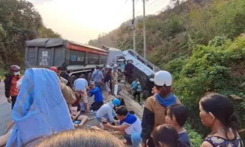 Kon Tum: Xe khách và chạm với xe tải nhiều người bị thương