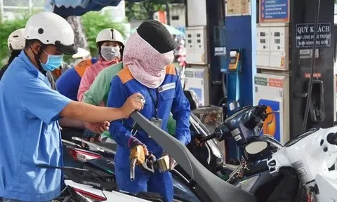 Giá xăng tăng, RON 95 chính thức vượt 25.000 đồng/lít