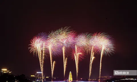 Mãn nhãn với màn pháo hoa mừng Lễ hội đền Hùng