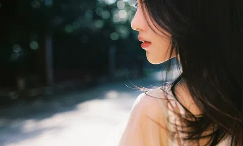 Chồng cũ đến đón con muộn một tiếng, tôi đứng trước cổng trường và hiểu vì sao hôn nhân mình đã không thể cứu vãn