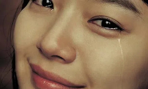 Chồng cũ nhắn cho tôi đúng 7 chữ sau nửa năm ly hôn – tôi nhìn màn hình rất lâu rồi khóc đỏ cả mắt