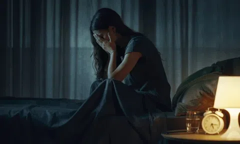 Ngày chồng cũ tái hôn, tôi vào quán bar uống đến say mềm – sáng tỉnh dậy thấy tin nhắn mình gửi lúc 2h, tôi bật khóc nức nở