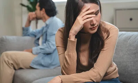 Biếu tiền Tết nhà ngoại nhiều hơn nhà nội, tôi bị chồng làm cho muối mặt trước cả gia đình